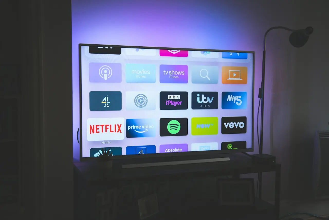 Salonda duvara monte edilmiş LED televizyon